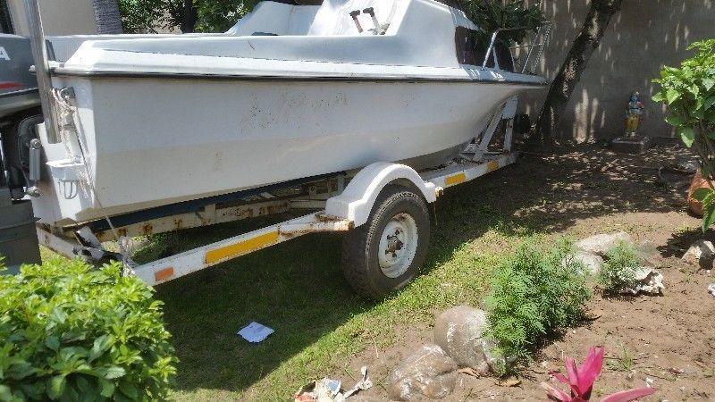 21.6ft cabin cruiser on trailer-need attention