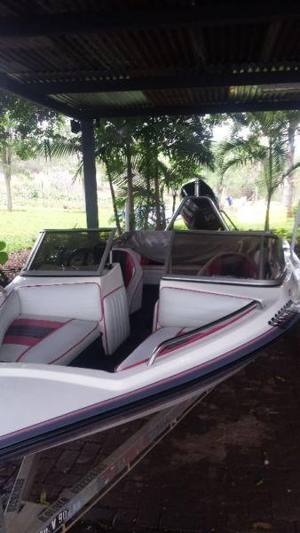 1996 Raven Sky Boat with 150 hp v6 moter