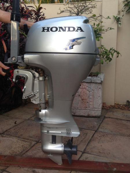 Outboard Motor 15HP 4 Honda stoke - electric and pull start - excellent new condition