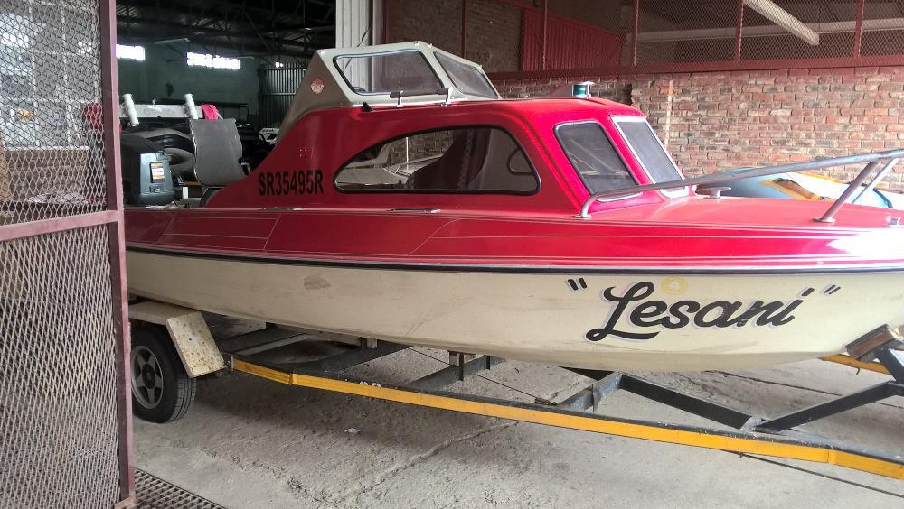 Rooi kajuit boot te koop