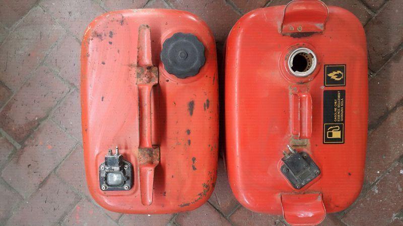2 x 20L outboard motor fuel tanks for sale as is R100 for both