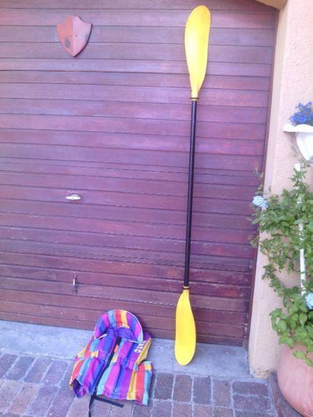 kayak paddle and Zero pfd