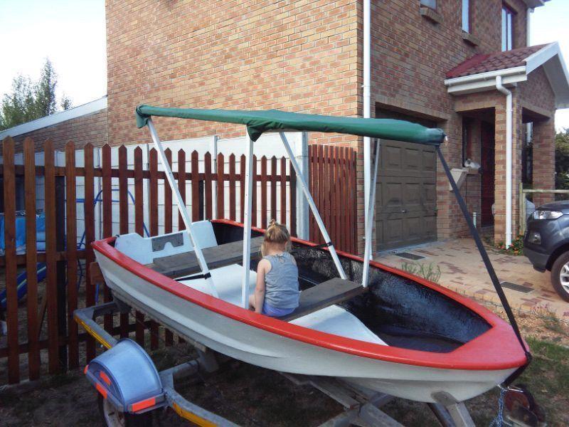 Fibreglass paddle boat in excellent condition