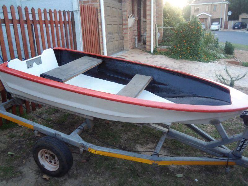 Fibreglass paddle boat in excellent condition