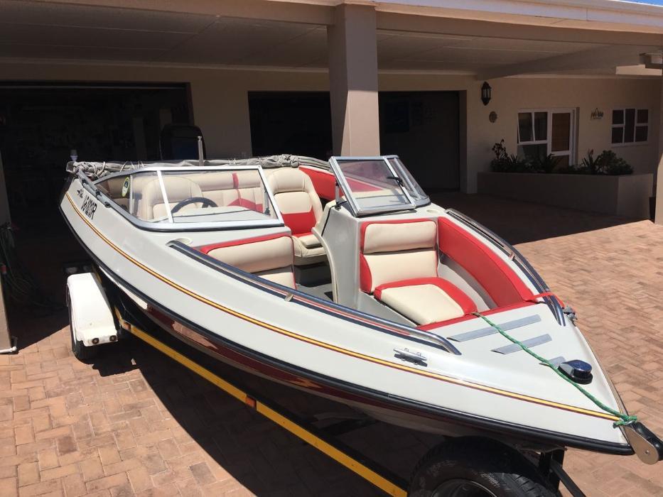 Beautiful Raven Marine Elegante speedboat for sale with Trailer!!