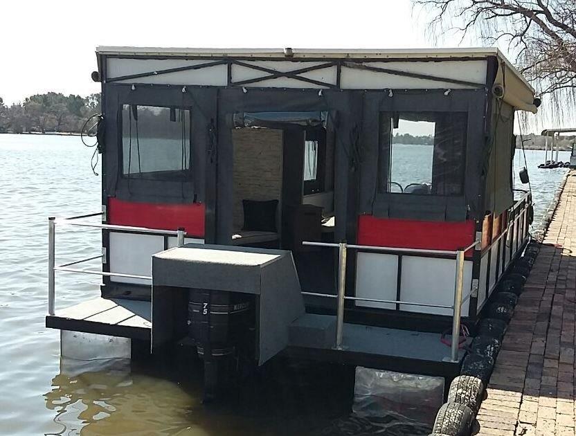 Pontoon party house with 75hp mercury