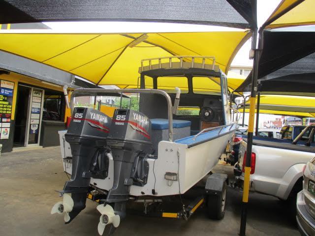 Ski boat 2x 85 Yamahas