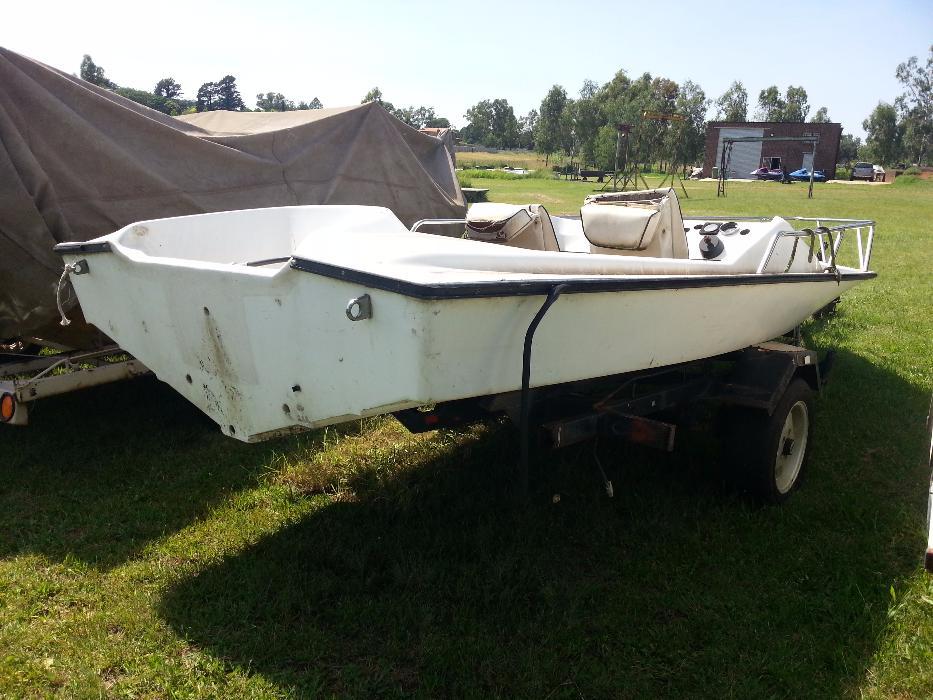 17.5ft Boat on trailer