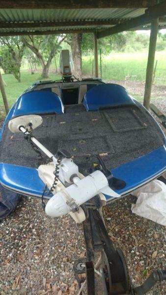 Bass boat with 85HP Suzuki and Trawling motor