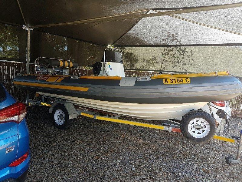 Stingray 5.6 with 2x 60HP Mariner BigFoot out. Lubr. 2 Stroke Trim &Tilt Build in Fuel Tank 95L  Urgent