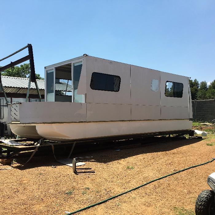 House boat 9m x 2.5 on licenced trailer priced to go