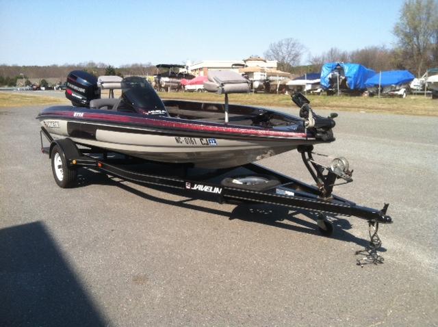 Very clean bass boat - Javelin 150 hp 17.9ft