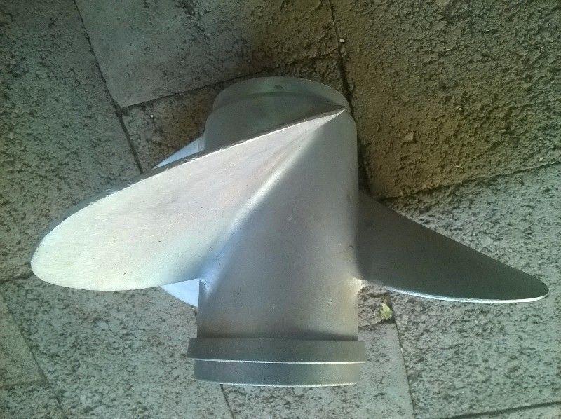 Boat propeller in very good condition. Diameter is 11,25