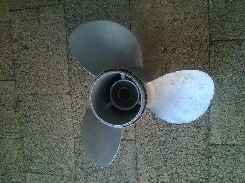 Boat propeller in very good condition. Diameter is 11,25