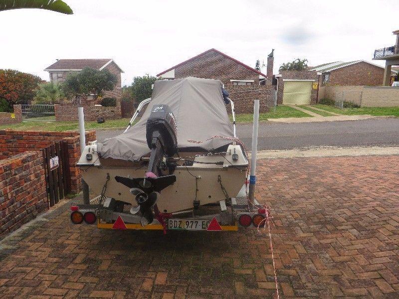Cabine boat with 25hp Mercury motor great condition