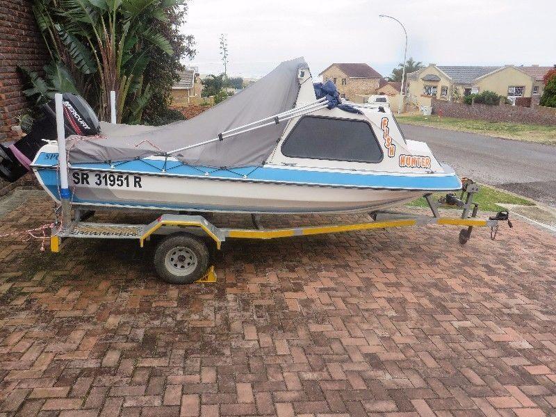 Cabine boat with 25hp Mercury motor great condition