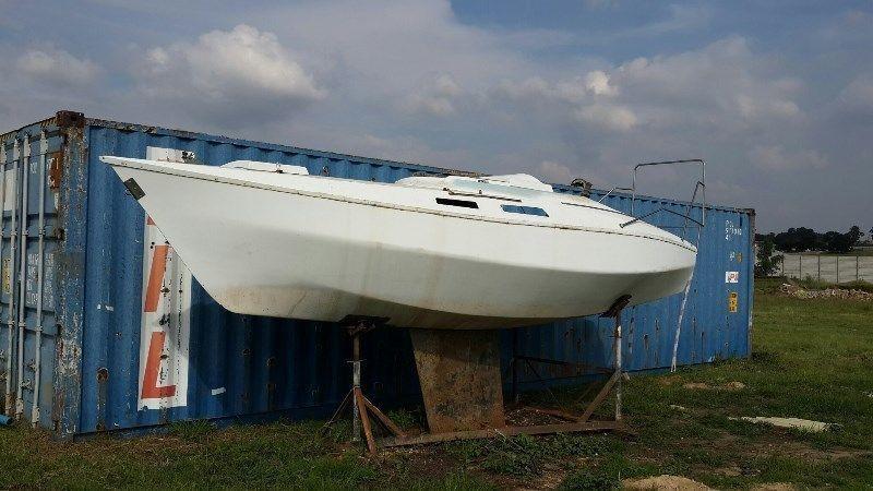 Mistral/Debonair yacht hull