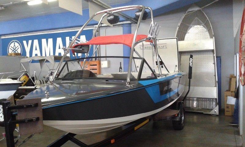 Ski Nautique V-Drive with PCM 7.4 L Inboard Engine, Wake Tower, Fly-by-wire, sound system - Linex