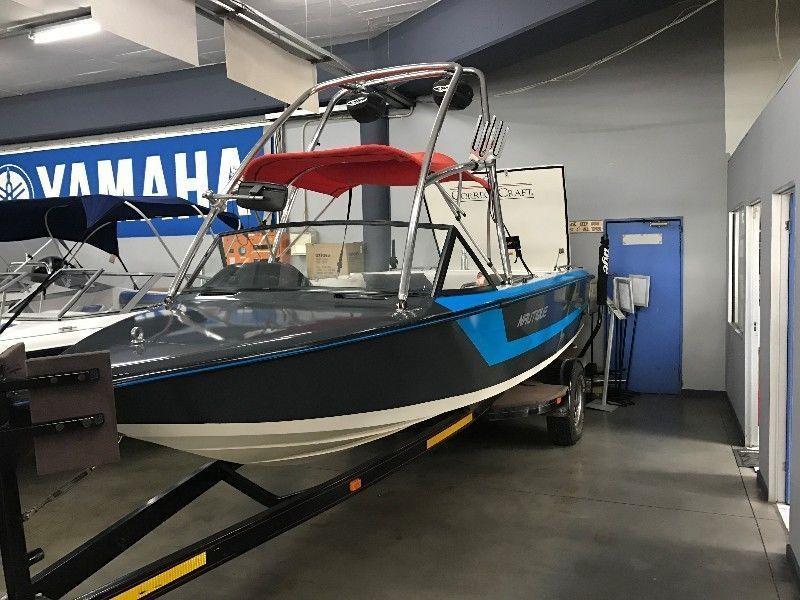 Ski Nautique V-Drive with PCM 7.4 L Inboard Engine, Wake Tower, Fly-by-wire, sound system - Linex