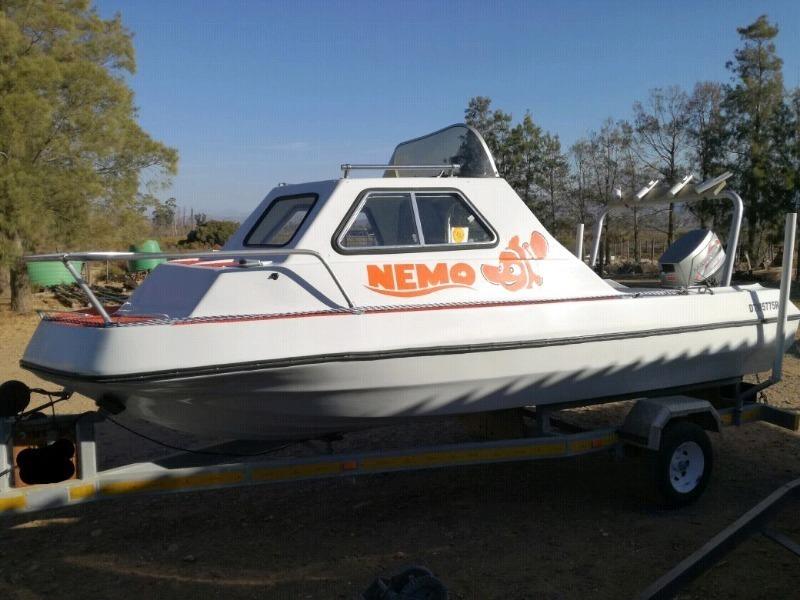 Cabin boat with 30 Mariner in exellent condition