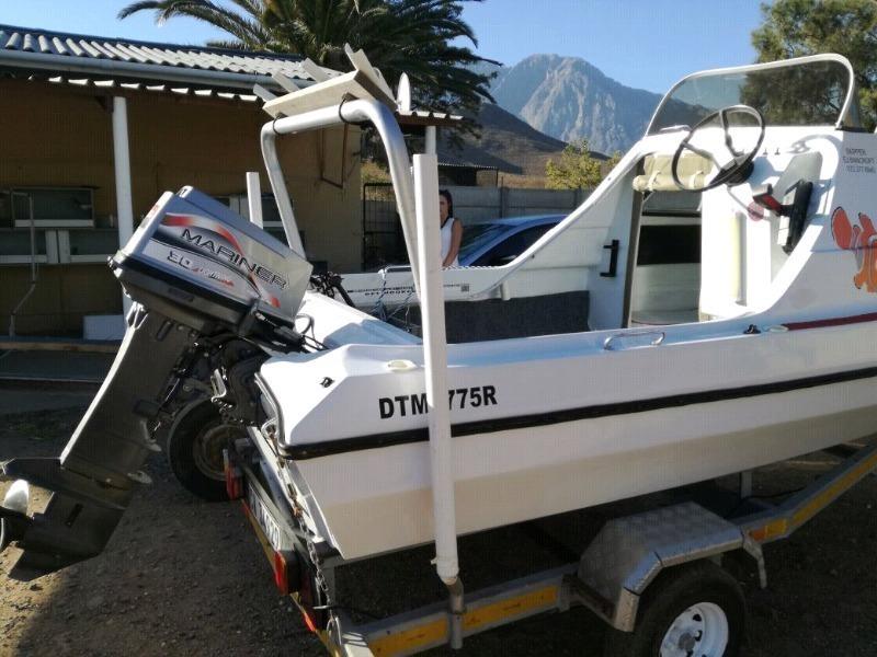 Cabin boat with 30 Mariner in exellent condition