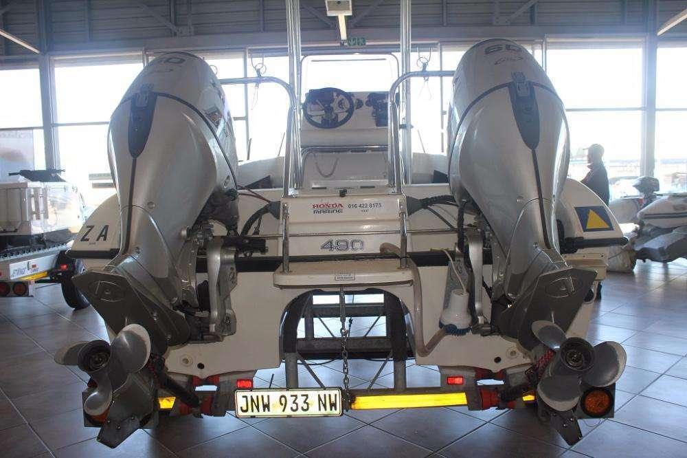 Surfmaster 490 with 2 x 60 Hp Honda Fourstoke engines