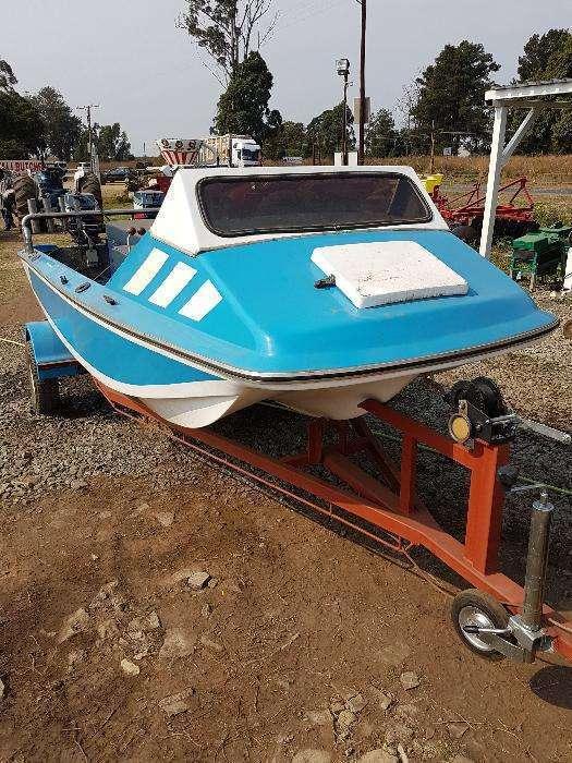 Boat with 2 outboard motors