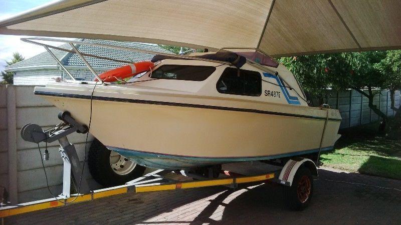 Cabin boat with 90 hp petrol motor