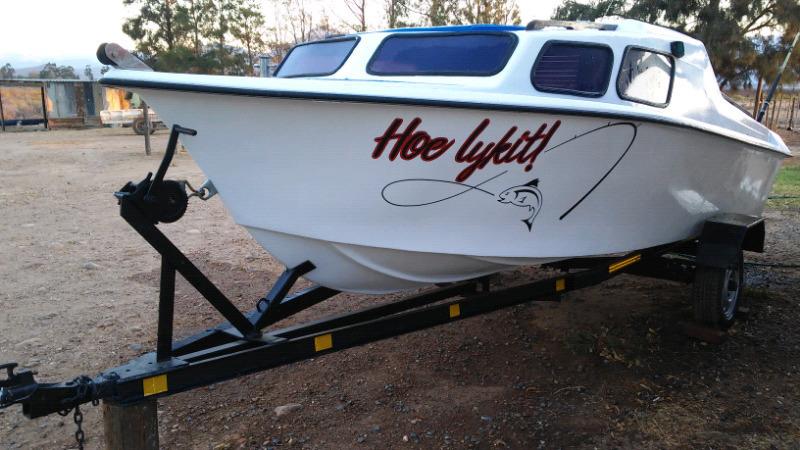 CABIN BOAT AND TRAILER IN VERY GOOD CONDITION