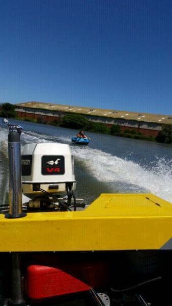 Bow rider boat