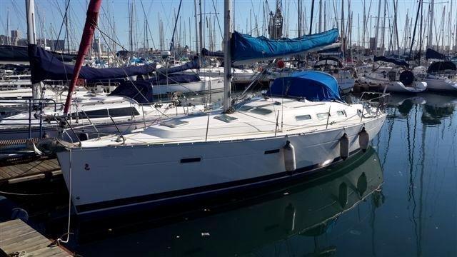 37'3 ft Beneteau Oceanis for sale R1 199 000. Call Anje` 082 883 0799 to view