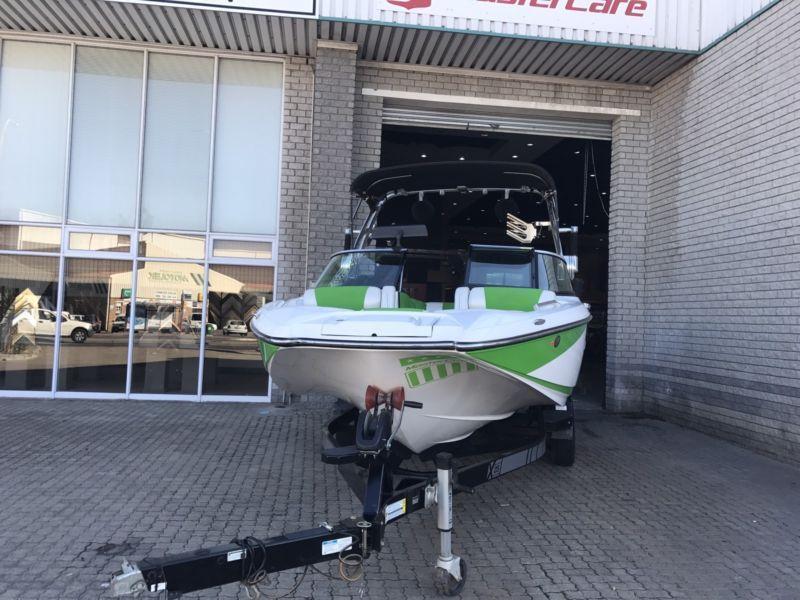 2014 MasterCraft X25 Wakeboard and Surf Boat