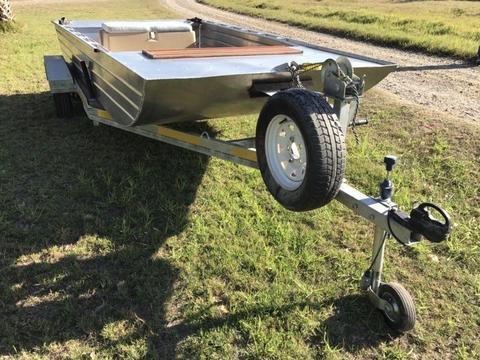 Alluminium Swamp boat and trailer (bass fishing)