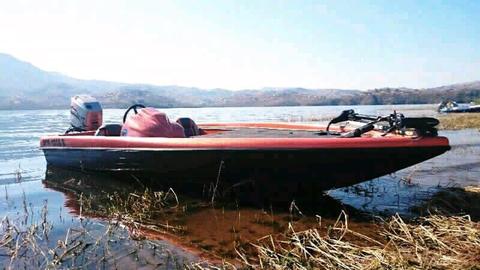 17ft bass boat hull and trailer only for 65k
