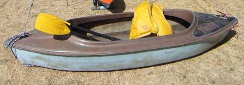 Canoe with 2 paddles and life jacket