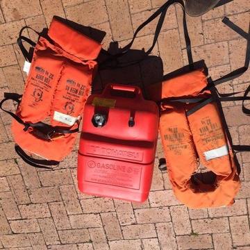 Petrol tank and 2 life jackets R750