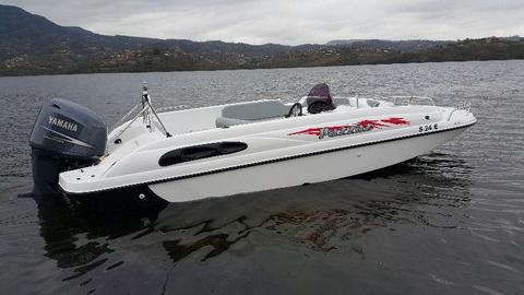 Pazzaz Deck boat with yamaha 225 hp Four stroke motor