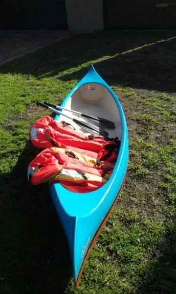 Canoe, Crestrider 3 meter, in good condition. Two Oars and two Life Ja