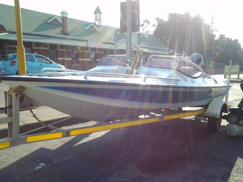 Speed Boat, 90hp Yamaha on trailer