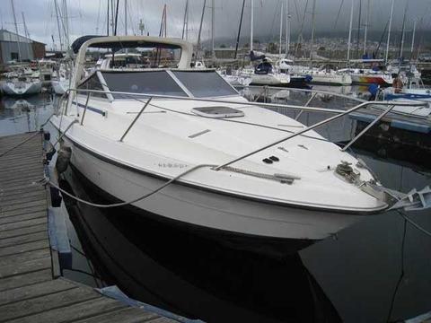 Boat cabin cruiser leisure craft Fairline 33ft