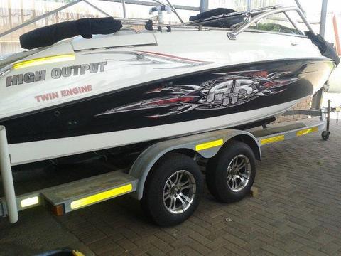 YAMAHA AR 230 WAKE BOAT