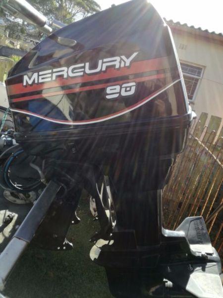 Dit is n glas bottem elite cabin boot met n 2 stroke, 90mercury trim en tild engen