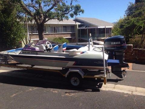 Speed Boat with motor, cover and trailer