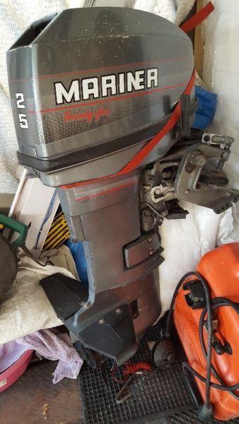 Mariner 25hp outboard motor with plastic Quicksilver Petrol tank and earmuffs