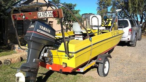 Chrysler Cathedral Hull Glassfibre Bay Ski Boat with 85hp Yamaha Trim and Tilt on Galvanised trailer