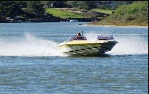 Bow-rider speed boat with 115 Yamaha