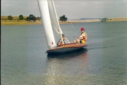 Tempo sailboat with sails & trailer. Ideal for families