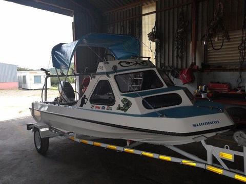 Cabin cruiser with 60 Yamaha Lowrance fish finder newly redone
