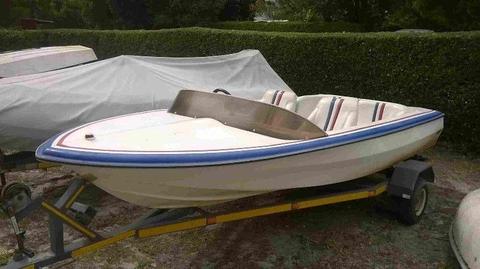 MALIBU SPEEDBOAT ON ROAD TRAILER