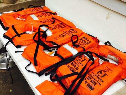 Bargain!!!! 4x 100N life jackets
